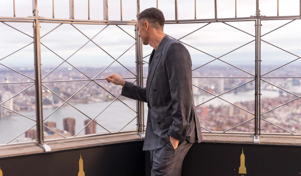 Robert Lewandowski, acompanhado de sua esposa Anna Lewandowska, visita o Empire State Building em homenagem ao Dia da Independência da Polônia, no Empire State Building, em 10 de novembro de 2025, na cidade de Nova York.